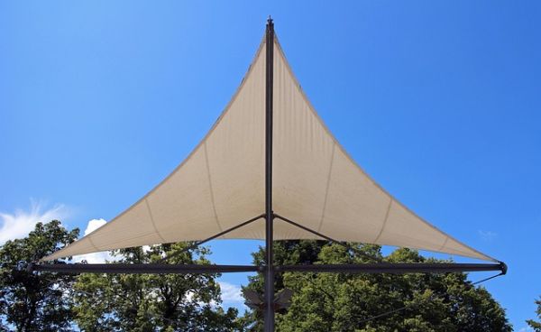 Découvrez comment la voile d'ombrage transforme votre jardin avec style