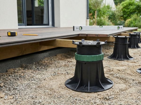 Fabricant plot terasse : la solution durable pour vos espaces extérieurs