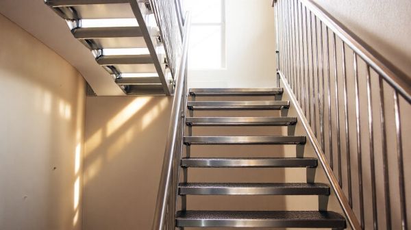 Top 5 raisons d'opter pour un escalier métallique droit tendance